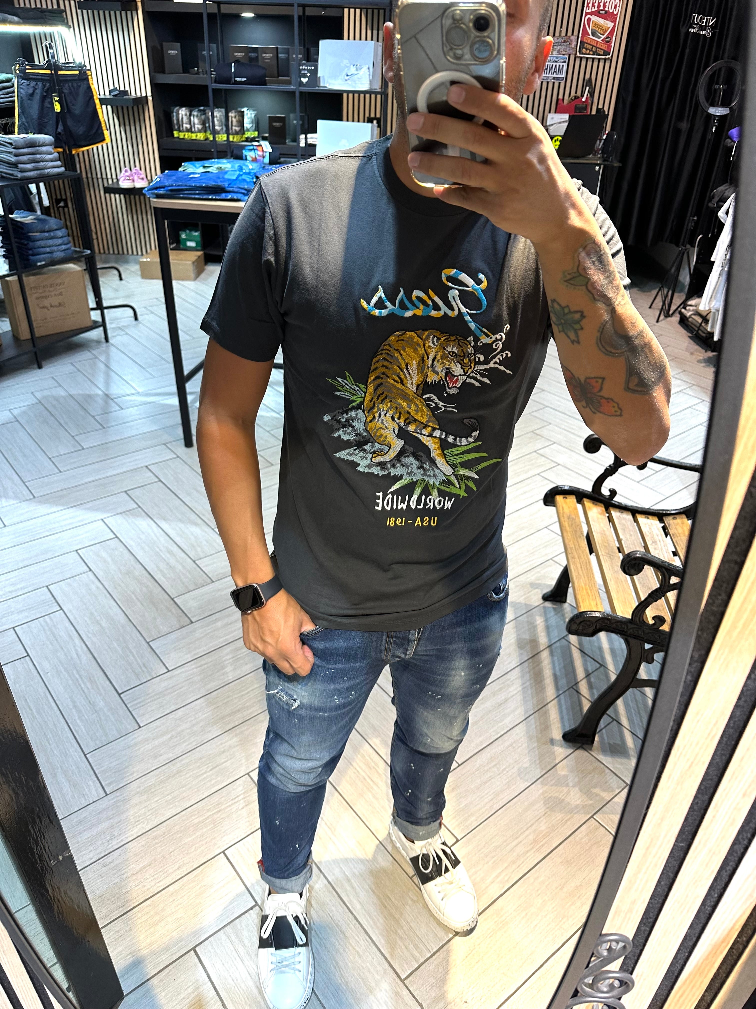 T-Shirt Guess