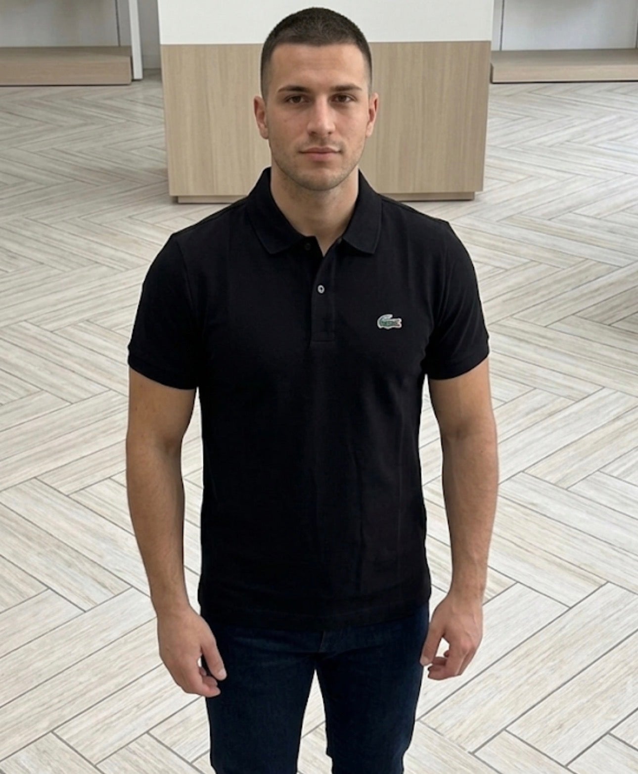 Polo Lacoste Nera Basic con logo multicolor